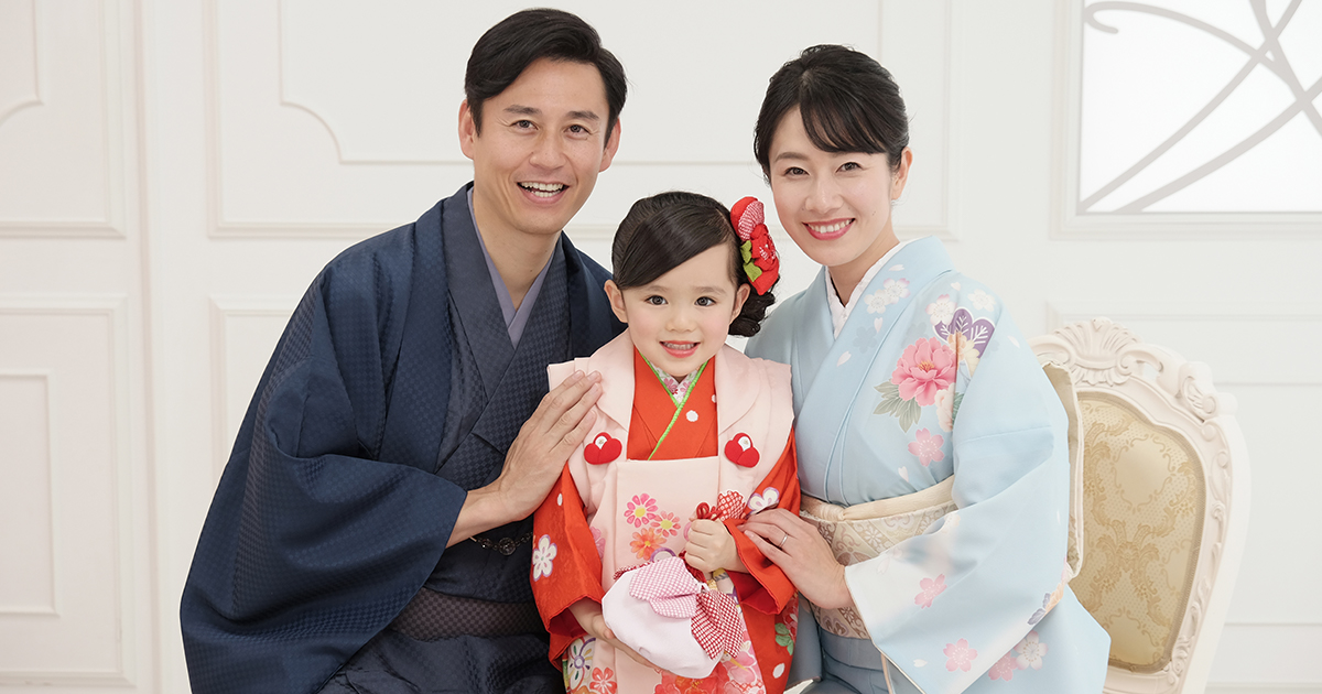 七五三の家族記念写真におすすめ!3,300円(税込)〜で利用できるおトクな「パパママ着物フォトプラン」 PINTO スタジオアリス 七五三の家族記念写真におすすめ!3,300円(税込)〜で利用できるおトクな「パパママ着物フォトプラン」 PINTO スタジオアリス
