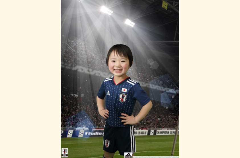 サッカー日本代表のレプリカユニフォームを着て、選手になり ...