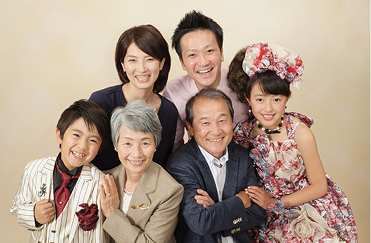 夏休み帰省の思い出に おじいちゃん おばあちゃんと記念写真を撮りませんか Pinto スタジオアリス